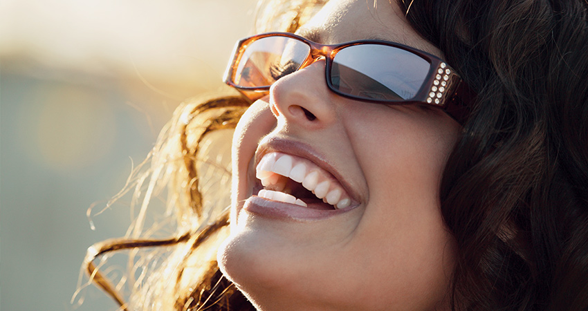 woman 20s smile sunshine sunglasses brunette